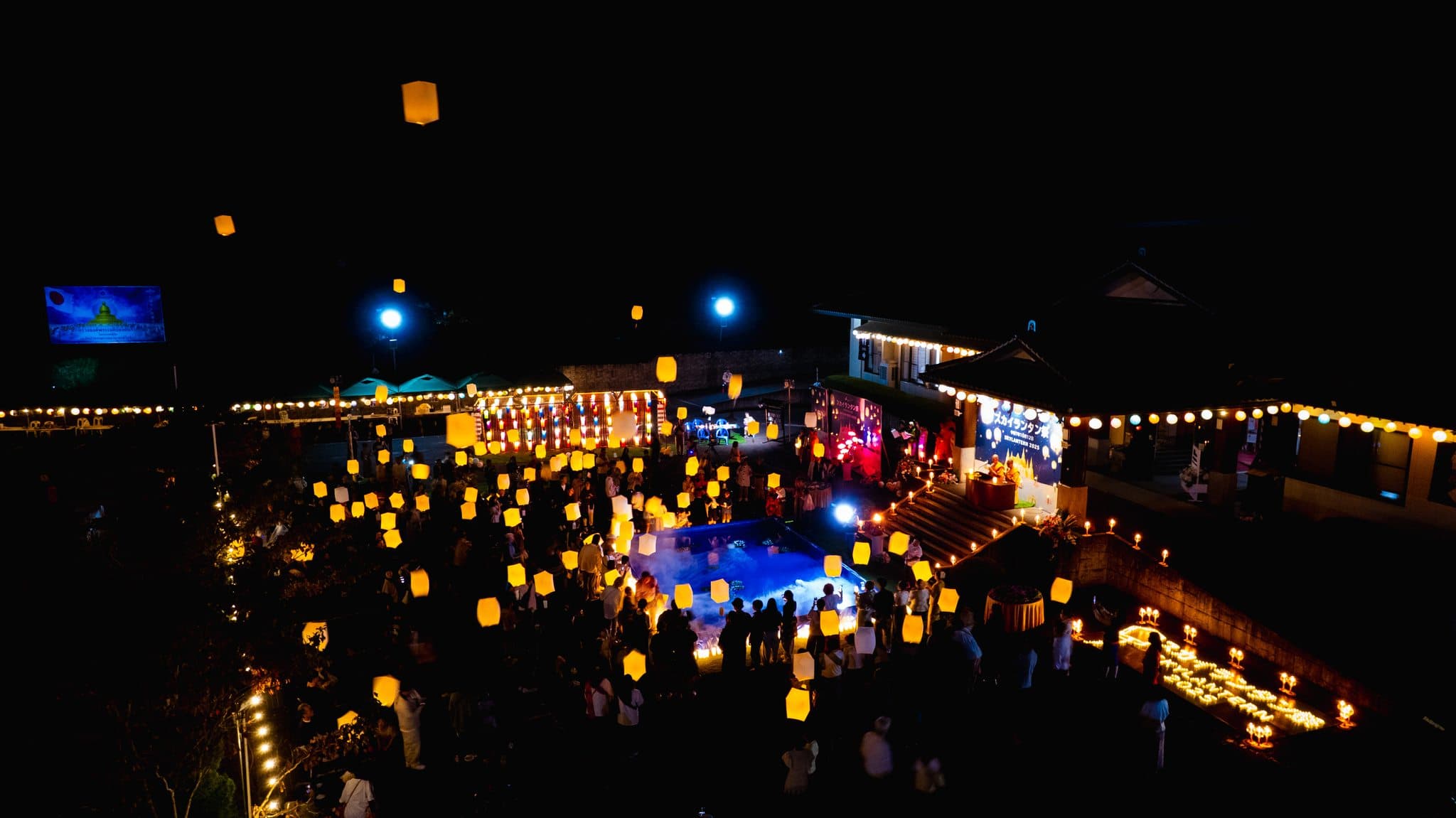 夜空へ上がるランタンと会場
