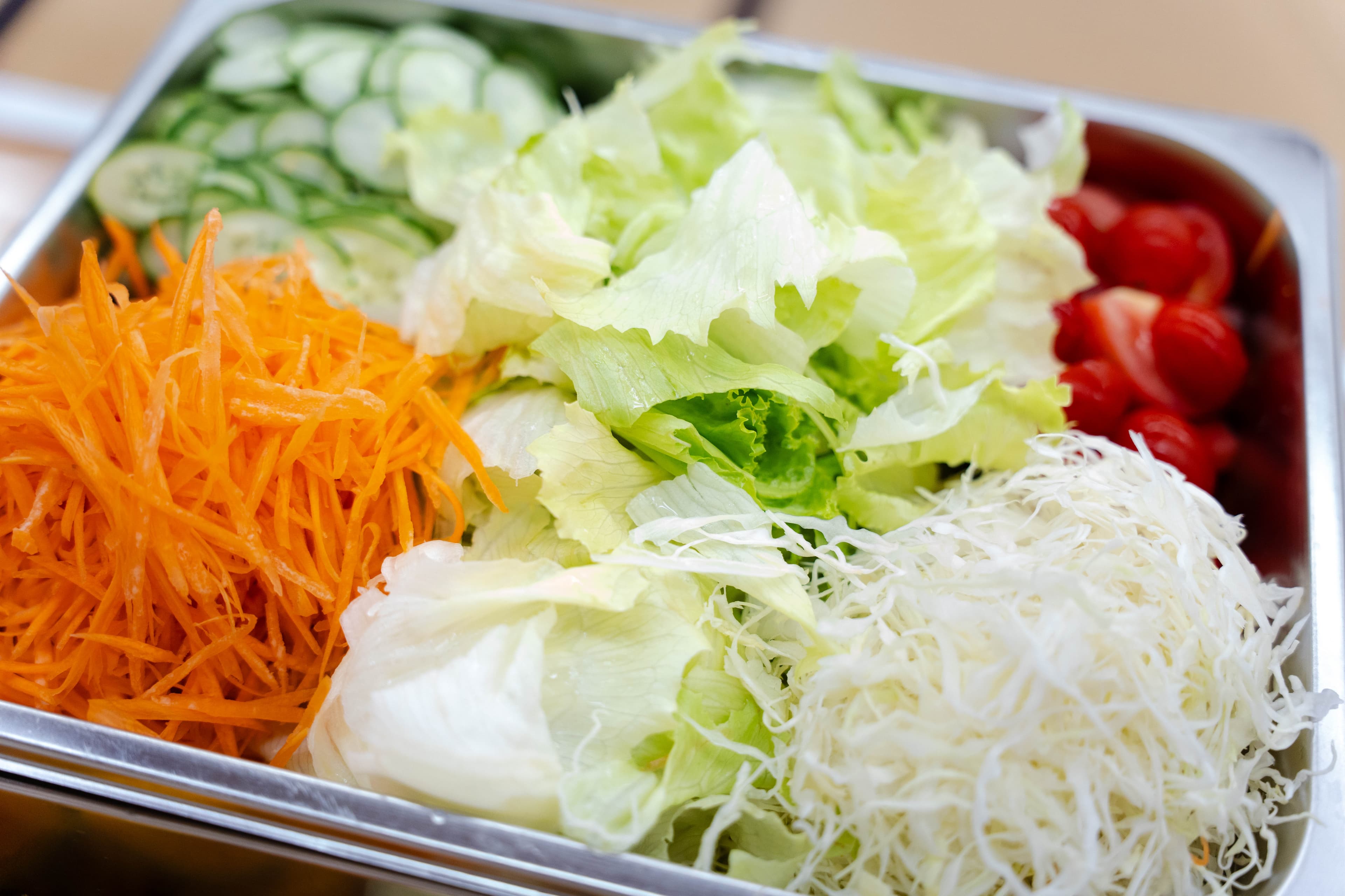ビュッフェに並ぶ新鮮な野菜