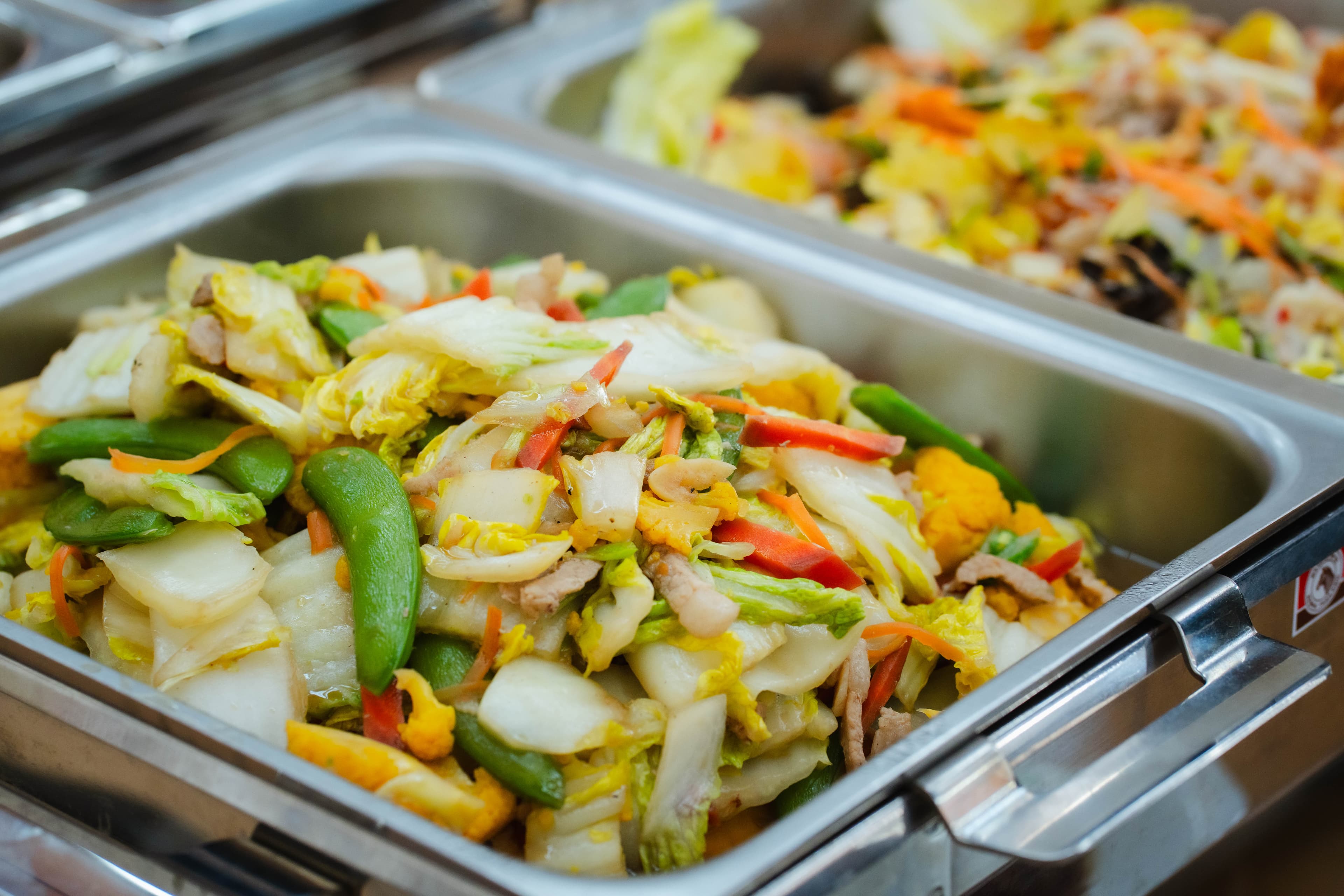 ビュッフェで提供される野菜料理