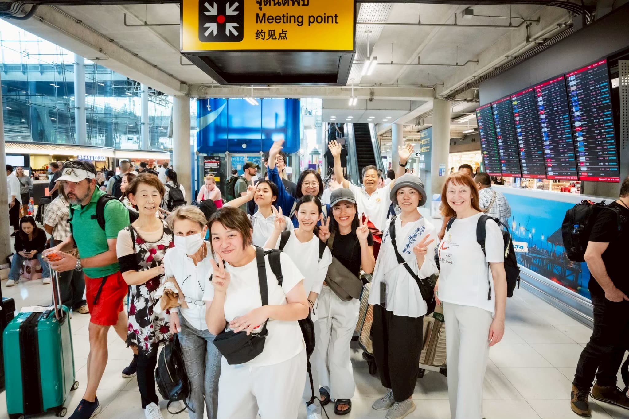 スワンナプーム国際空港で集合するプログラム参加者たち