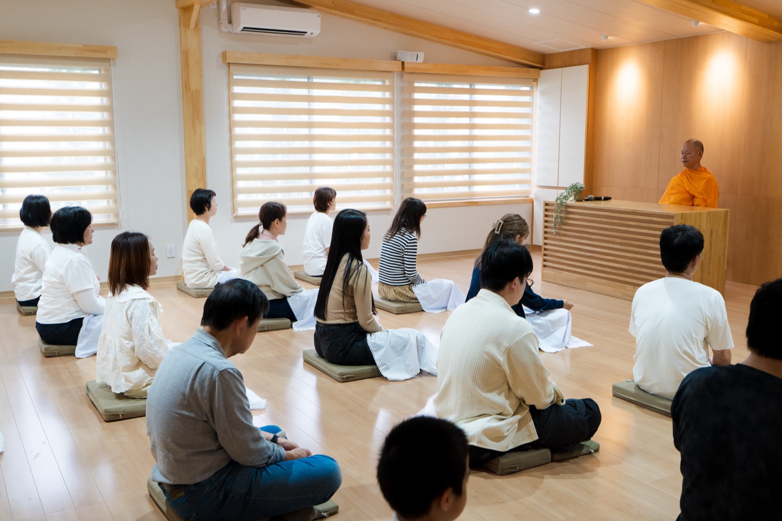 経験豊かな講師による瞑想のご指導